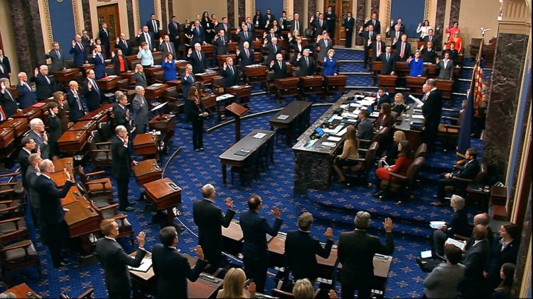 John Roberts (de pie al centro a la derecha) juramenta como jurados a los miembros del Senado para el juicio político contra Donald Trump, en el Capitolio, el jueves 16 de enero de 2020. (Televisión del Senado vía AP).
