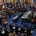 John Roberts (de pie al centro a la derecha) juramenta como jurados a los miembros del Senado para el juicio político contra Donald Trump, en el Capitolio, el jueves 16 de enero de 2020. (Televisión del Senado vía AP).