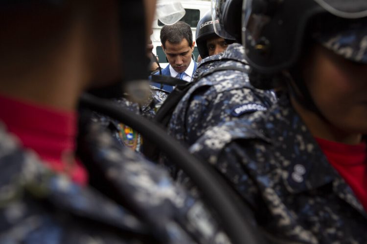 El presidente de la Asamblea Nacional Juan Guaidó con el paso bloqueado por policías para ingresar al inmueble en Caracas, el domingo 5 de enero de 2020. (AP Foto/Andrea Hernandez Briceño)