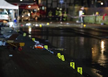 Marcas colocadas por investigadores cerca del auto que embistió contra una multitud durante un desfile de Carnaval en Volkmarsen, Alemania, el lunes 24 de febrero de 2020. (Swen Pfortner/dpa via AP)