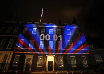 La cuenta regresiva para el Brexit y los colores de la bandera del Reino Unido iluminaron el exterior de la residencia oficial del primer ministro británico en Londres, Inglaterra, el viernes 31 de enero de 2020. Foto: Kirsty Wigglesworth/AP.