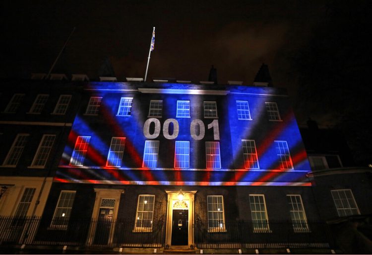 La cuenta regresiva para el Brexit y los colores de la bandera del Reino Unido iluminaron el exterior de la residencia oficial del primer ministro británico en Londres, Inglaterra, el viernes 31 de enero de 2020. Foto: Kirsty Wigglesworth/AP.