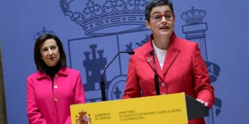 Las ministras españolas de Exteriores y Defensa, Arancha González Laya (d) y Margarita Robles. Foto: thediplomatinspain.com