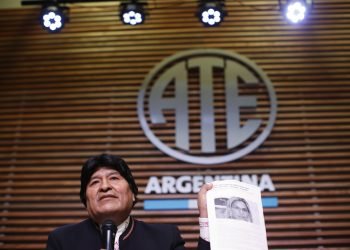 El expresidente de Bolivia, Evo Morales, sostiene una copia de un artículo de noticias que muestra a la presidenta interina de su país, Jeanine Áñez, con el titular "Ánez dice que se debe evitar que retornen 'los salvajes' al poder", refiriéndose a su deseo de regresar a Bolivia y postularse para senador, en una conferencia de prensa en Buenos Aires, Argentina, el 21 de febrero de 2020. Foto: Natacha Pisarenko / AP.