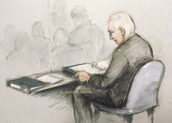 Bosquejo de Julian Assange en el tribunal de Londres el 24 de febrero del 2020.  (Elizabeth Cook/PA via AP)