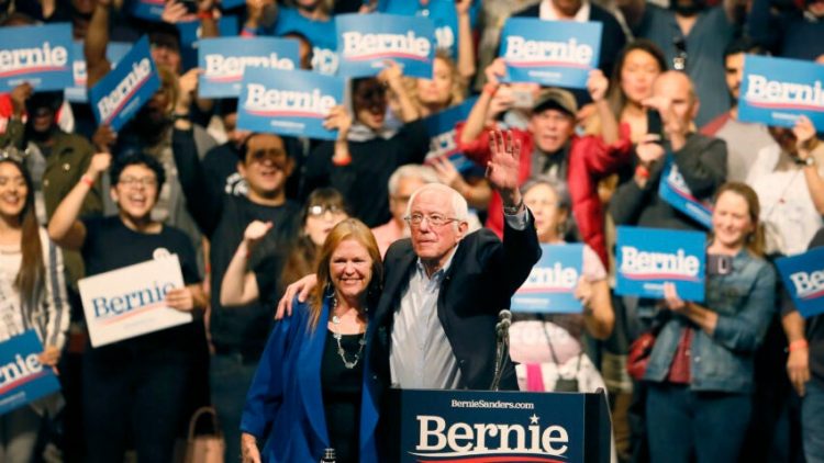 El candidato presidencial demócrata Bernie Sanders, con su esposa Jane O'Meara Sanders, agita su mano durante un mitin en El Paso, Texas, el sábado 22 de febrero de 2020.  Foto: Briana Sánchez/ AP.