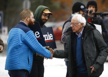 El precandidato presidencial demócrata, el senador Bernie Sanders, se reúne con simpatizantes fuera de un centro de votación durante las primarias en Manchester, Nueva Hampshire, el martes 11 de febrero de 2020. Foto: Matt Rourke/AP.