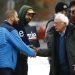 El precandidato presidencial demócrata, el senador Bernie Sanders, se reúne con simpatizantes fuera de un centro de votación durante las primarias en Manchester, Nueva Hampshire, el martes 11 de febrero de 2020. Foto: Matt Rourke/AP.
