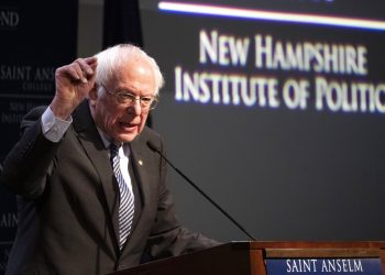 El precandidato demócrata a la presidencia Bernie Sanders ofrece un discurso en el Instituto de Políticas de Nueva Hampshire, del Colegio San Anselmo, el viernes 7 de febrero de 2020. Foto: Mary Altaffer/AP.