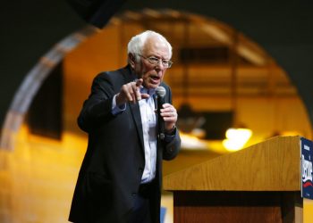 El precandidato presidencial demócrata Bernie Sanders pronuncia un discurso durante un acto de campaña en Richmond, Virginia, el jueves 27 de febrero de 2020.  Foto: Steve Helber/AP.