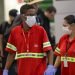 Los empleados del aeropuerto usan máscaras como precaución contra la propagación del nuevo coronavirus COVID-19 mientras trabajan en el Aeropuerto Internacional de Sao Paulo en Brasil, el miércoles 26 de febrero de 2020. Foto: Andre Penner / AP.