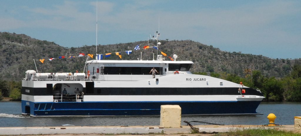 Ferry Río Júcaro, uno de los catamaranes que transportan pasajeros entre los puertos de Nueva Gerona, Isla de la Juventud y Batabanó. Foto: periodicovictoria.cu