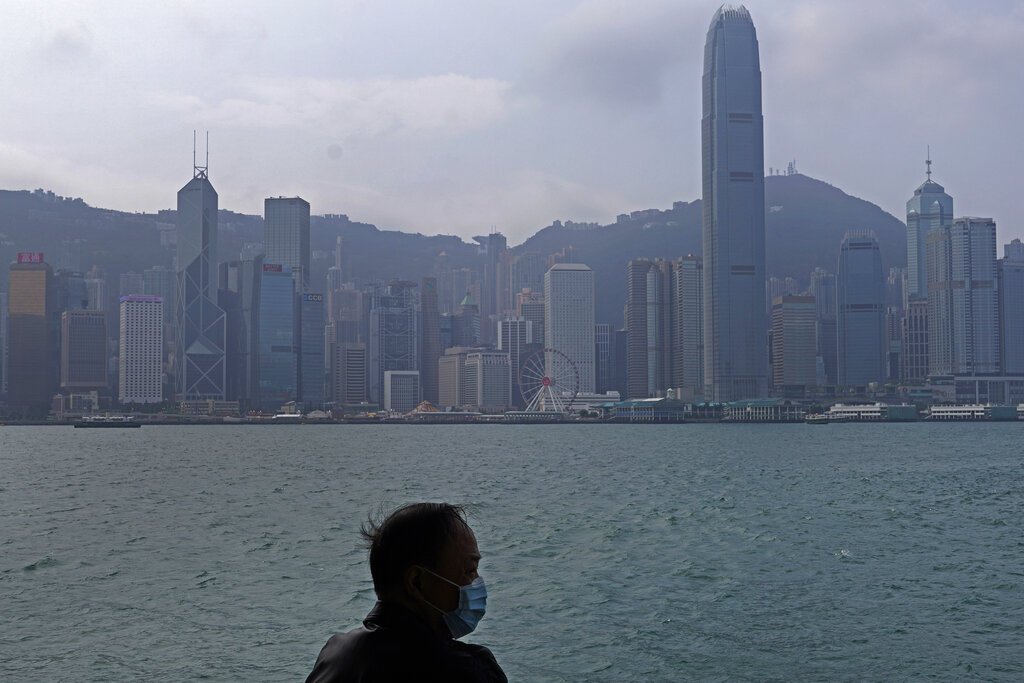 Un hombre con cubrebocas contempla el Puerto Victoria de Hong Kong, el domingo 2 de febrero de 2020. Foto: Vincent Yu / AP.