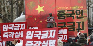 Manifestantes surcoreanos durante una marcha para pedir que se prohíba la entrada de personas chinas en el país, cerca de la sede oficial de la presidencia, la Casa Azul, en Seúl, Corea del Sur, el 29 de enero de 2020. Foto: Ahn Young-joon / AP.