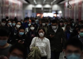 Personas con mascarillas caminan en una estación del tren subterráneo en Hong Kong, el viernes 7 de febrero de 2020. Foto: Kin Cheung/AP.
