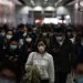 Personas con mascarillas caminan en una estación del tren subterráneo en Hong Kong, el viernes 7 de febrero de 2020. Foto: Kin Cheung/AP.
