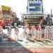 Soldados surcoreanos con vestimenta protectora rocían desinfectante para impedir la propagación del virus del COVI-19 en una calle en Dargu. Corea del Sur, jueves 27 de febrero de 2020. Foto: Lee Moo-ryul/Newsis vía AP.