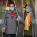 Dos personas con mascarillas salen de una tienda Walmart en Beijing, el sábado 1 de febrero de 2020. Foto: AP/Mark Sjefeelbein
