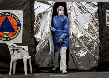 Una paramédica sale de una carpa montada por Proteccion Civil, el jueves 27 de febrero de 2020, en el hospital de Plasencia, Italia. Foto: Claudio Furlan/AP.