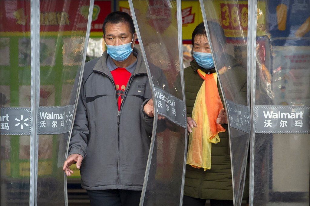 Dos personas con mascarillas salen de una tienda Walmart en Beijing, el sábado 1 de febrero de 2020. Foto: AP/Mark Sjefeelbein