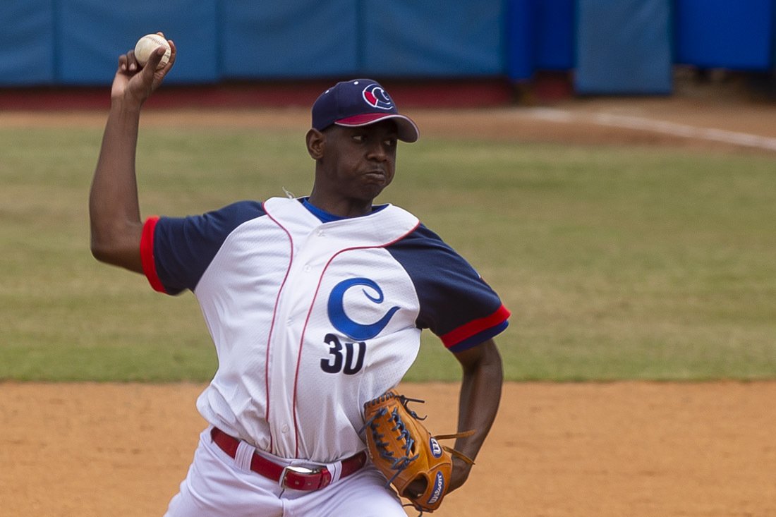 El lanzador camagüeyano Jousimar Cousín, uno de los talentos cubanos que abandonó la Isla para intentar llegar a la MLB. Foto: insidebaseballdecuba.wordpress.com / Archivo.