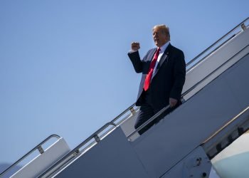 El presidente Donald Trump llega al Aeropuerto Internacional de Palm Springs, rumbo a un evento de recaudación de fondos en Rancho Mirage, California, el miércoles 19 de febrero de 2020. Foto: Evan Vucci/AP.