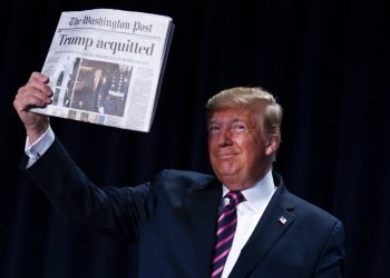 El presidente Donald Trump alza un diario con el titular "Trump absuelto" durante el 68vo Desayuno Nacional de Oración en Washington, jueves 6 de enero de 2020. (AP Foto/ Evan Vucci)