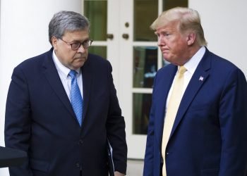 El secretario de Justicia William Barr y el presidente Donald Trump después de una conferencia de prensa en la Casa Blanca. Foto: Alex Brandon/AP. Archivo)
