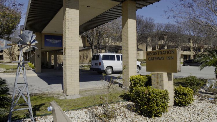 Edificios de la base militar de San Antonio-Lackland, Texas. El Departamento de Defensa dio alojamiento a personas evacuadas de China y llevadas a Estados Unidos debido al coronavirus.  Foto: Todd Holly de la Fuerza Aérea de EEUU, vía AP.
