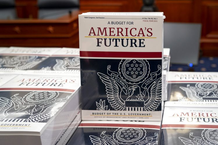 Foto tomada en Washington el 10 de febrero del 2021 de la propuesta de presupuesto formulada por el presidente Donald Trump.Foto: J. Scott Applewhite / AP.