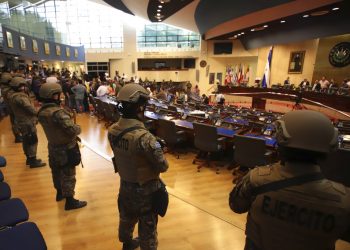 Elementos armados de las fuerzas especiales salvadoreñas que seguían órdenes del presidente Nayib Bukele entran al Congreso tras la llegada de legisladores en San Salvador, El Salvador, el domingo 9 de febrero de 2020. (AP Foto/Salvador Melendez)