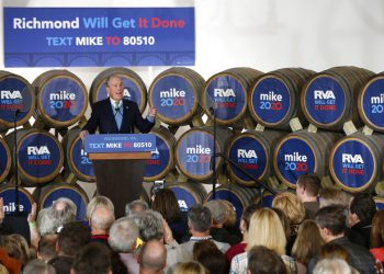 El precandidato presidencial Mike Bloomberg habla durante un evento de campaña en Hardywood Park Craft Brewery en Richmond, Virginia, el sábado 15 de febrero de 2020. (James H. Wallace/Richmond Times-Dispatch vía AP)