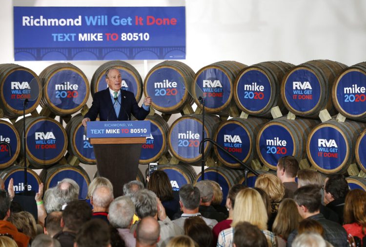 El precandidato presidencial Mike Bloomberg habla durante un evento de campaña en Hardywood Park Craft Brewery en Richmond, Virginia, el sábado 15 de febrero de 2020. (James H. Wallace/Richmond Times-Dispatch vía AP)