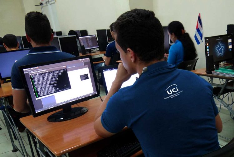 Estudiantes en un aula de la Universidad de Ciencias Informáticas (UCI), en La Habana, Cuba. Foto: @universidad_uci/Twitter