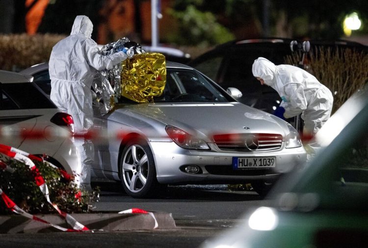 Forenses investigan la escena de un tiroteo en Hanau, Alemania. Foto: Michael Probst/AP.