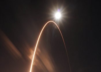 En esta imagen proporcionada por la NASA, el cohete Atlas V de United Launch Alliance despega del Complejo de lanzamiento 41 en la base aérea de Cabo Cañaveral, Florida, el domingo 9 de febrero de 2020. (Fragmento). Foto: Jared Frankle/NASA via AP.