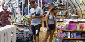 Personas en una librería en la fortaleza de San Carlos de La Cabaña, durante la Feria Internacional del Libro de La Habana. Foto: Otmaro Rodríguez / Archivo.