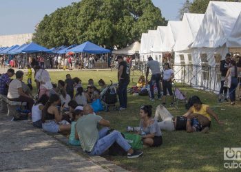 Personas en la fortaleza de San Carlos de La Cabaña, durante la Feria Internacional del Libro de La Habana 2020 . Foto: Otmaro Rodríguez / Archivo.