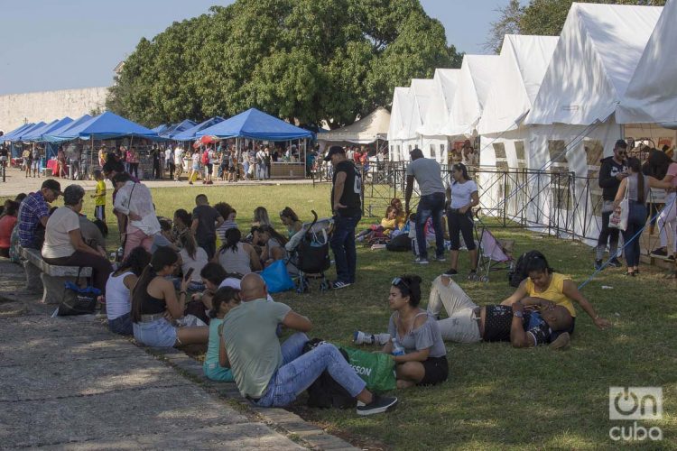 Personas en la fortaleza de San Carlos de La Cabaña, durante la Feria Internacional del Libro de La Habana 2020 . Foto: Otmaro Rodríguez / Archivo.