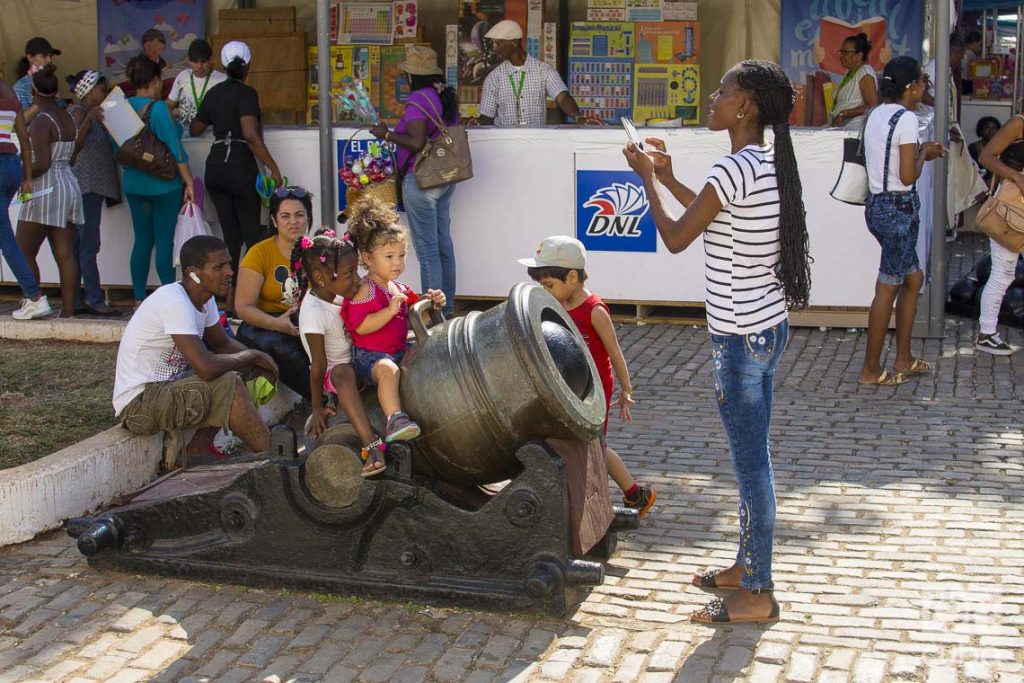 Personas en la fortaleza de San Carlos de La Cabaña, durante la Feria Internacional del Libro de La Habana 2020 . Foto: Otmaro Rodríguez.