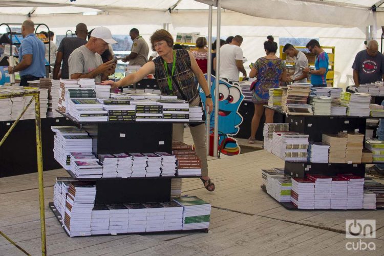 Personas en la gran librería de la fortaleza de San Carlos de La Cabaña, durante la Feria Internacional del Libro de La Habana 2020 . Foto: Otmaro Rodríguez.