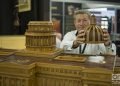 El artesano artista Alfredo Gómez (d), junto a un humidor de su autoría, réplica en madera del Capitolio de La Habana. Foto: Otmaro Rodríguez.