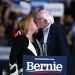 El precandidato presidencial demócrata Bernie Sanders, senador por Vermont, besa a su esposa Jane durante un acto de campaña, el domingo 16 de febrero de 2020, en Denver. (AP Foto/David Zalubowski)