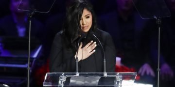 Vanessa Bryant habla durante un homenaje a su esposo Kobe Bryant y su hija Gianna realizado en el Staples Center de Los Ángeles, el lunes 24 de febrero de 2020. Foto: AP/Marcio Jose Sanchez.