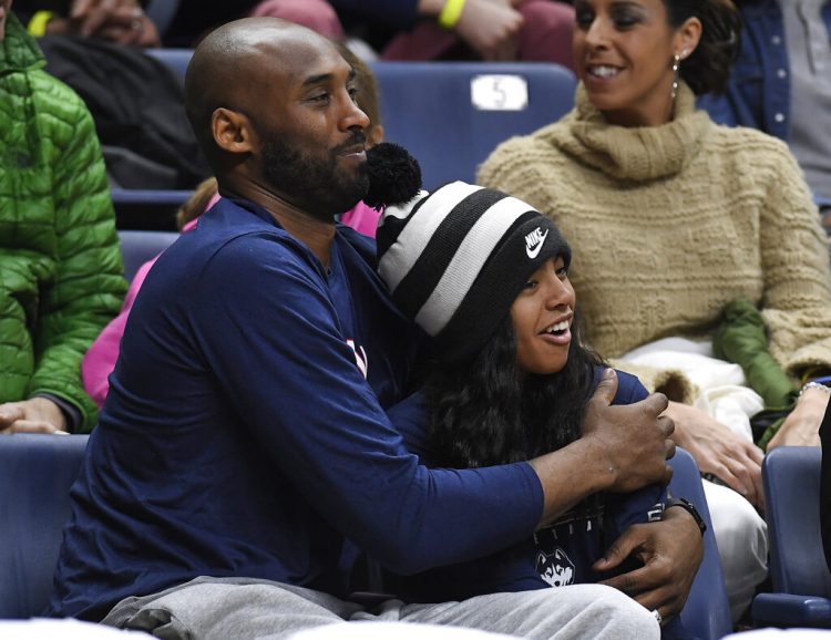 En esta foto del 2 de marzo de 2019, Kobe Bryant y su hija Gianna presencian un partido de básquetbol en Storrs, Connecticut. Foto: Jessica Hill / AP / Archivo.