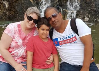 La canadiense Laura Silver, junto a su esposo, el cubano Carlos González, y su hijo Tito en 2017 en La Habana. Foto: cbc.ca