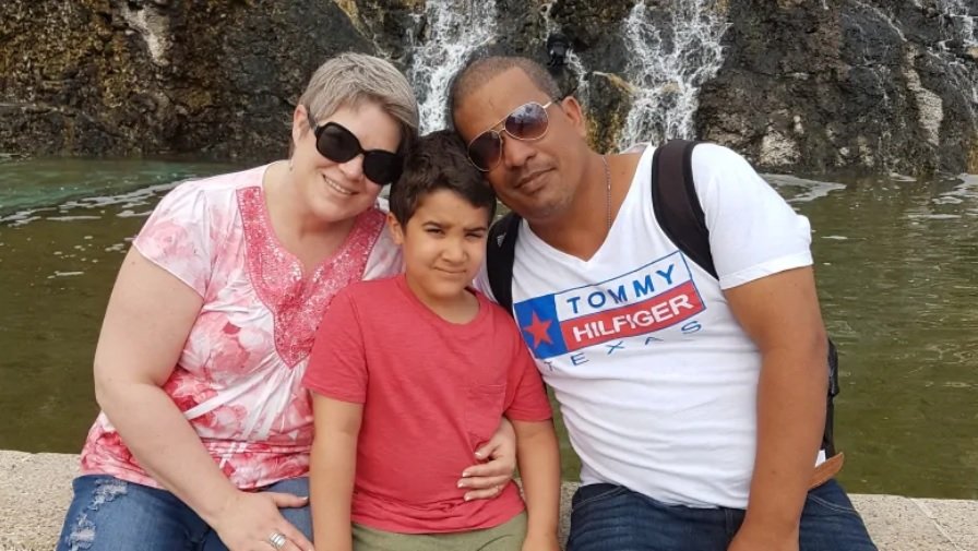 La canadiense Laura Silver, junto a su esposo, el cubano Carlos González, y su hijo Tito en 2017 en La Habana. Foto: cbc.ca