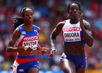 La cubana Lisneidy Veitía (i) y la británica Anyika Onuora, en el campeonato mundial de atletismo de Beijing 2015. Foto: Cameron Spencer / Getty Images.