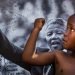 Un niño imita el gesto de Nelson Mandela en Pretoria, Sudáfrica, en en 2013. Foto: Ben Curtis/AP.