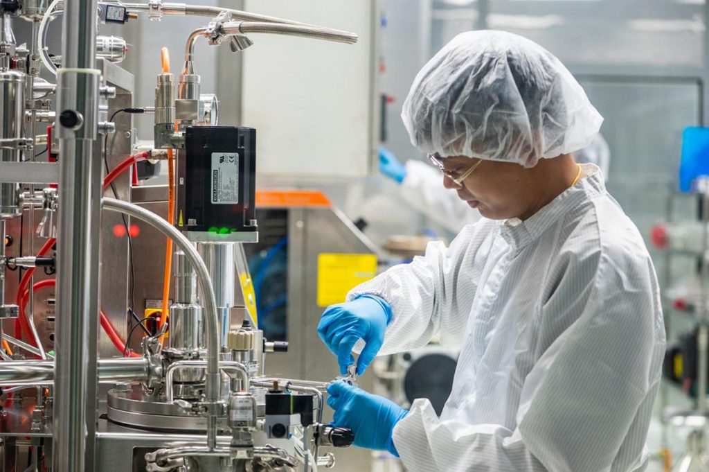 Un trabajador de la farmacéutica tailandesa Siam Bioscience. Foto: bangkokpost.com